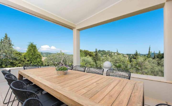 Savills Valbonne - Villa à louer Mougins