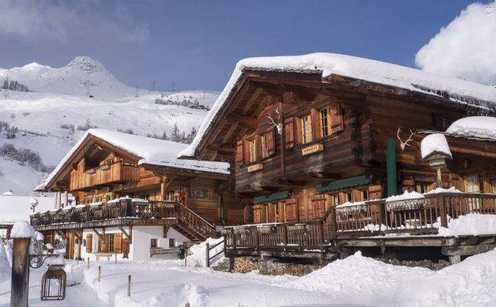 Chalet Merles and Amelia, Sports Centre