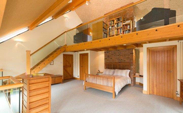 Fronheulog, Powys - Master bedroom suite and gallery study